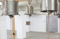 https://salonuldeproiecte.ro/files/gimgs/th-31_17_ Monotremu - Q_E_F_, 2014 installation (wood structure, metal pots, ladles, rope), variable dimensions.jpg